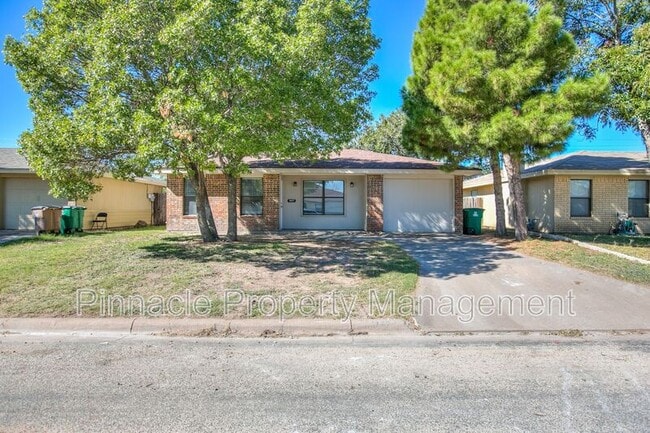 Building Photo - 1427 Gregory Dr