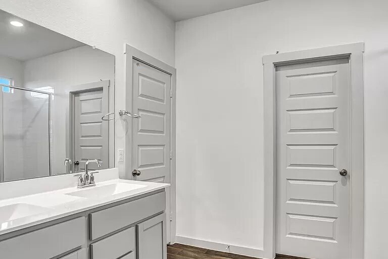 Master Restroom1 - 10601 Seguin St