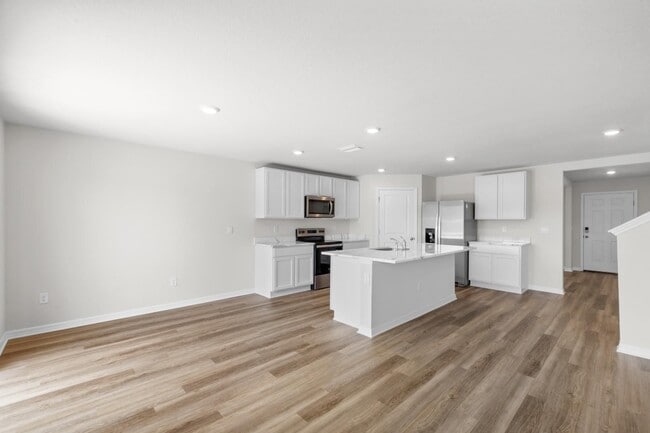 Building Photo - Spacious 5 Bedroom in Parrish!