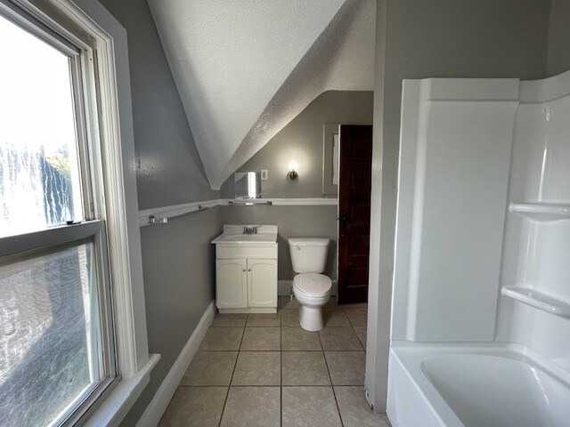 Building Photo - 422 Studebaker St