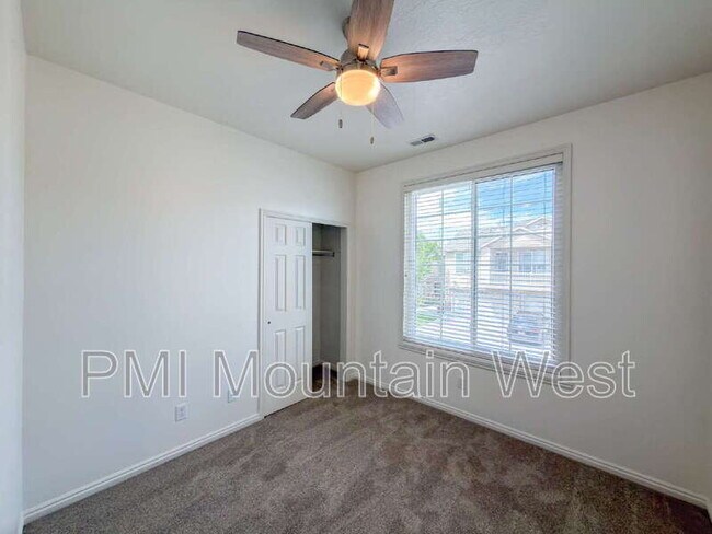 Building Photo - 443 Kent Dr