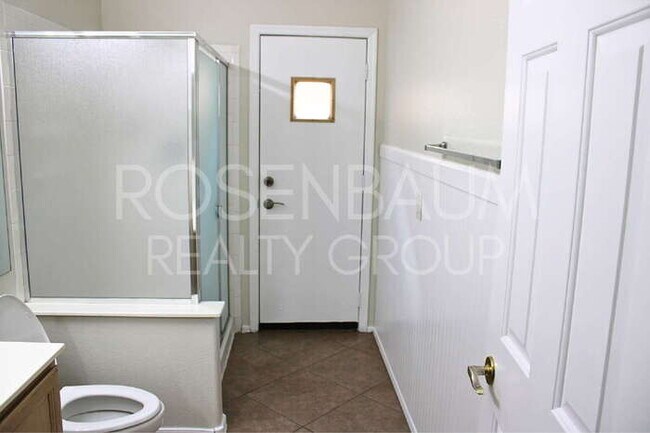 Building Photo - Gorgeous 5-bedrooms, 3-baths home in Super...