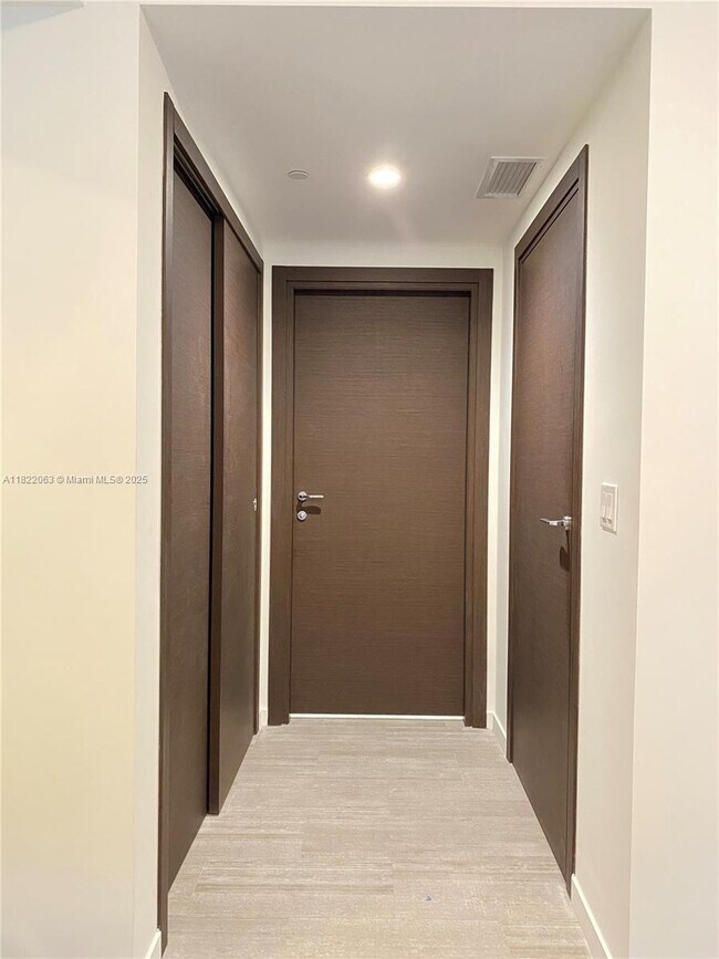 Building Photo - 1000 Brickell Plaza