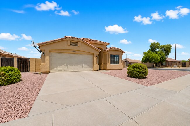 Building Photo - Freshly Updated 4 Bed | New Carpet, New Appliances & Open Layout