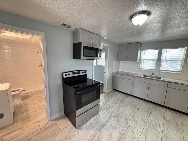 Building Photo - **Move in Ready** 3/2 Single Family home