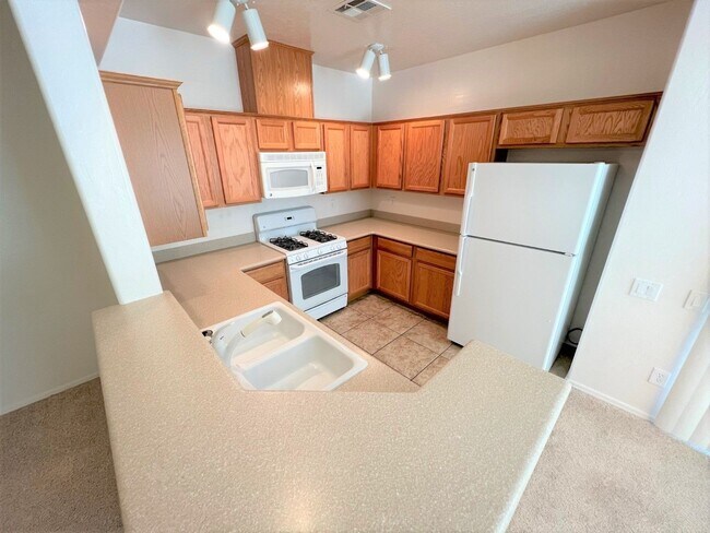 Building Photo - LIGHT, BRIGHT AND OPEN UPSTAIRS UNIT!