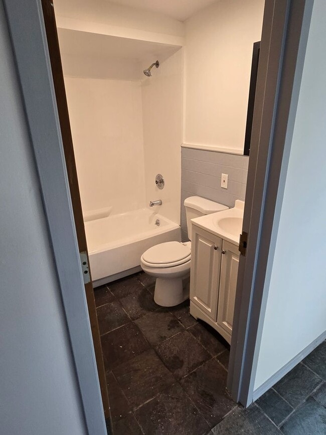 Building Photo - Large Renovated 2br/2bath in Charming Mountain Community (Heat Included)