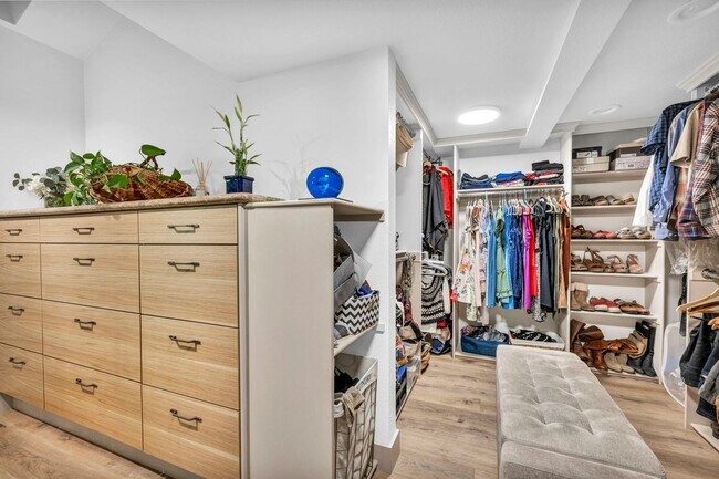 Building Photo - LAKEFRONT LUXURY ON LAKE STANLEY | FULLY FURNISHED + UTILITIES INCLUDED IN GUARDED LAKERIDGE SHORES