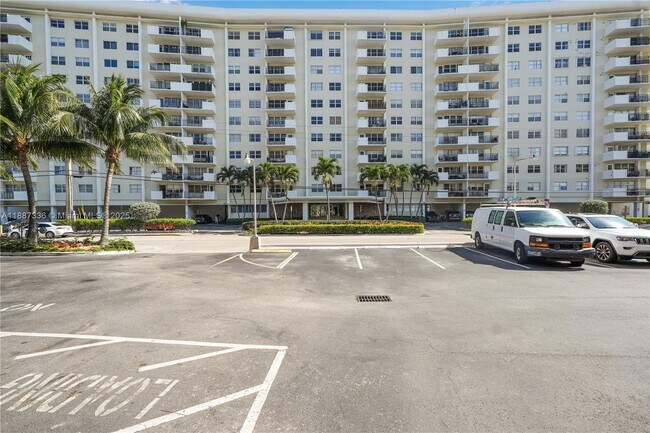Building Photo - 401 Golden Isles Dr