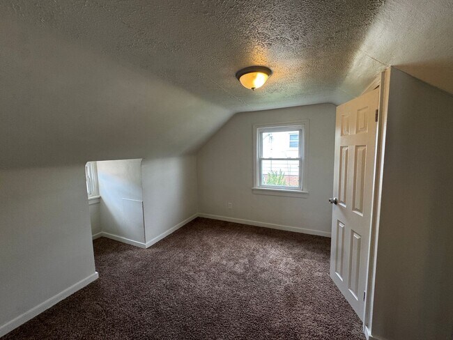 Building Photo - Available NOW! 4 Bed1Full Bath House