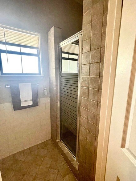 Building Photo - 406 Longshadow Road