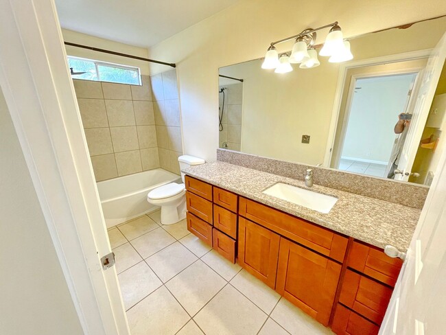 Building Photo - Spacious 1-Bedroom Ground Floor Unit in So...