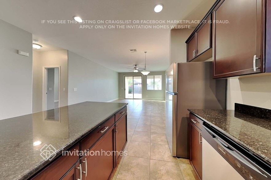 Building Photo - 1806 W Paisley Dr