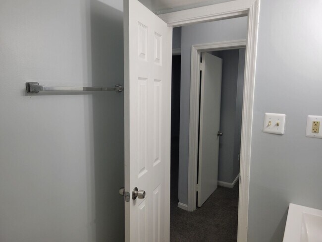 Building Photo - Spacious 3 BR/2 BA Townhome  in Greenway!