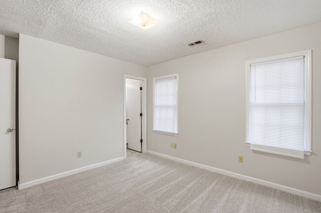 Building Photo - Oakhurst Living at Its Finest (Fresh Paint - New Carpet)