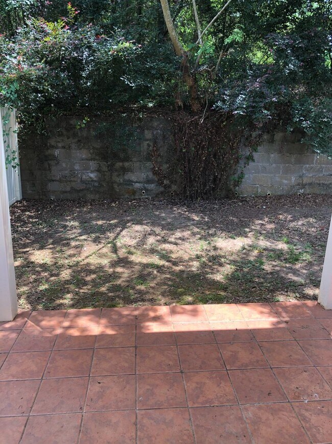 Building Photo - Eagle Landing - End Unit!