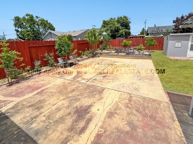 Building Photo - Charming 3-Bedroom Home with Lush Backyard...