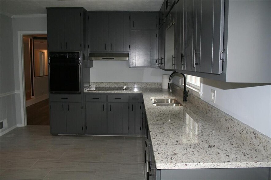 Building Photo - 2075 Pinewood Dr