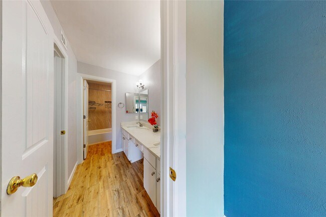 Building Photo - 10615 Briar Forest Dr