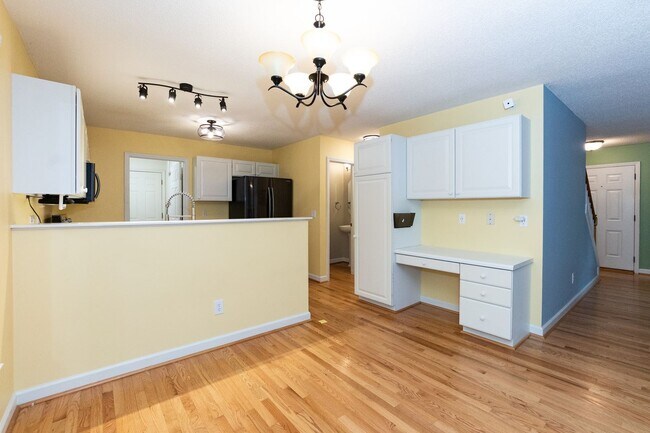 Building Photo - 8 Woodcliff Cir