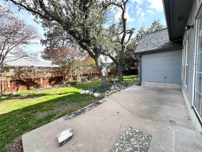 Building Photo - 1812 Twisted Oak Dr