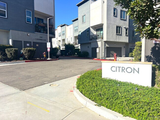 Building Photo - Stylish, Modern Townhome with Designer Tou...