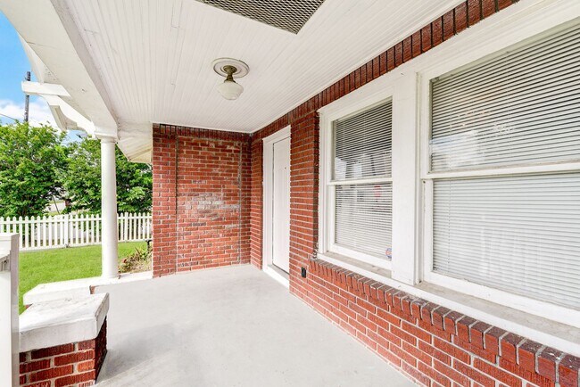 Building Photo - 3 Bed 2 Bath Fenced Home!