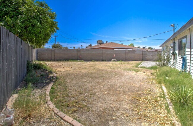 Building Photo - 5657 N 39th Ave