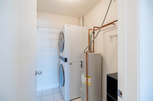 Building Photo - 680 N Green St