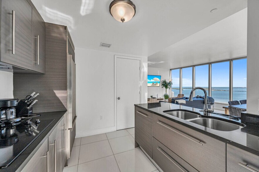 Building Photo - 485 Brickell Ave