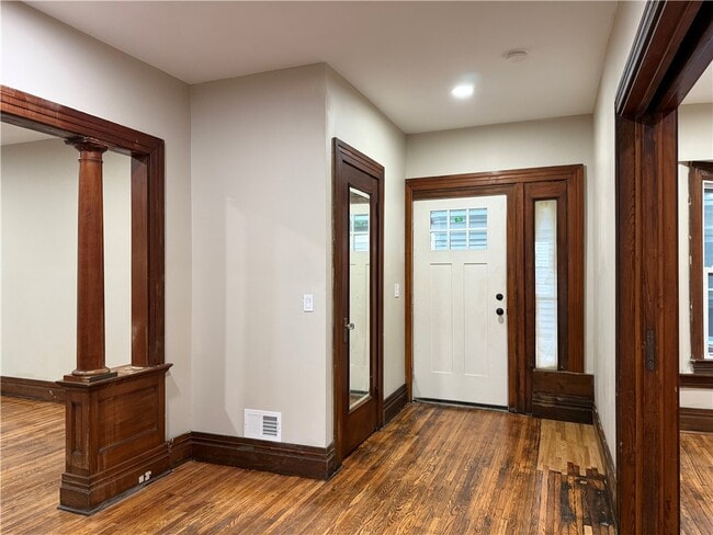 Building Photo - 483 Alexander St