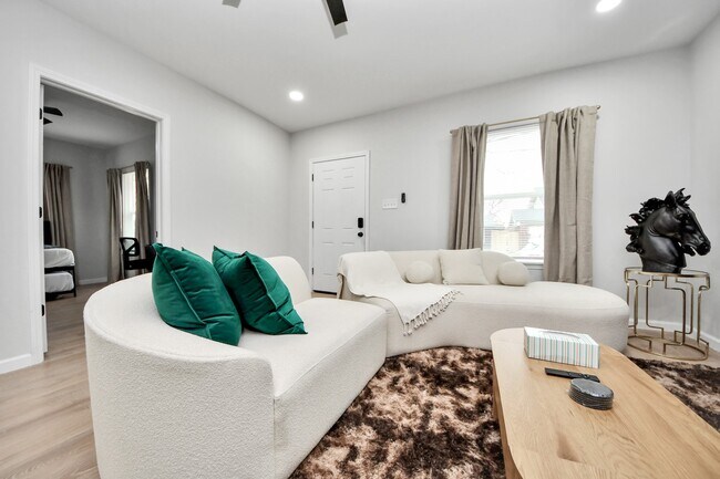 Building Photo - 2811 Winbern St