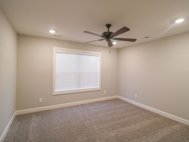 Building Photo - MOVE IN Special - 1st Month Rent FREE - Ca...