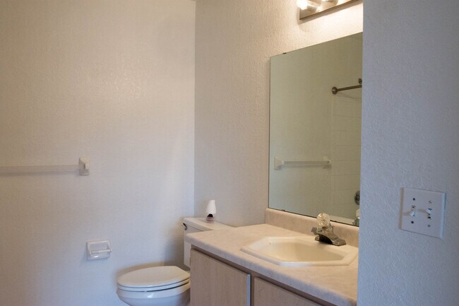 Building Photo - Second Floor Apartment with Balcony View! ...