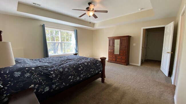 Building Photo - Gorgeous 3 Bedroom, 2 Bathroom Split Level...