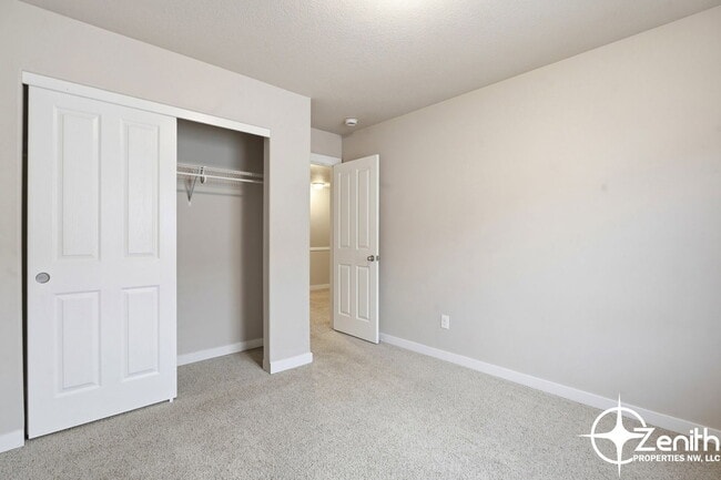 Building Photo - 5618 NE 74th Ct