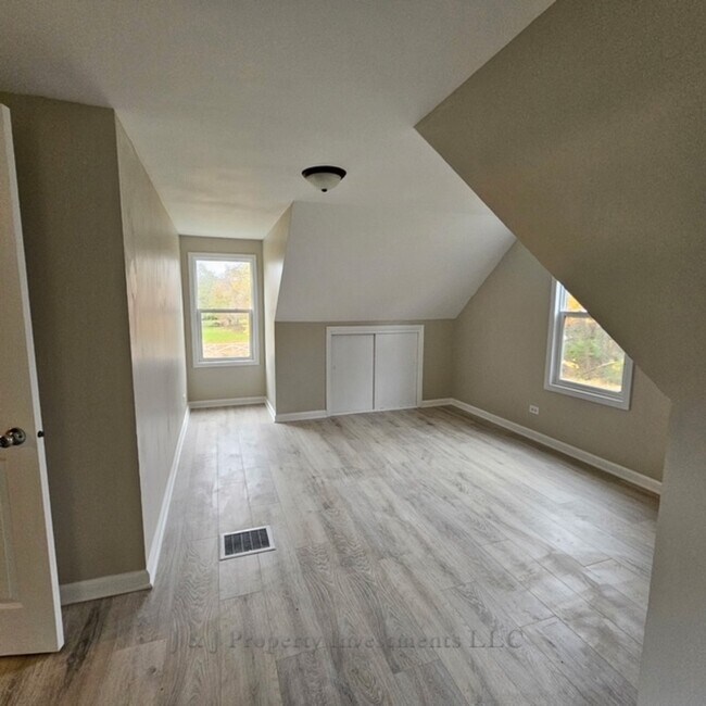 Building Photo - 7119 S Solon Rd