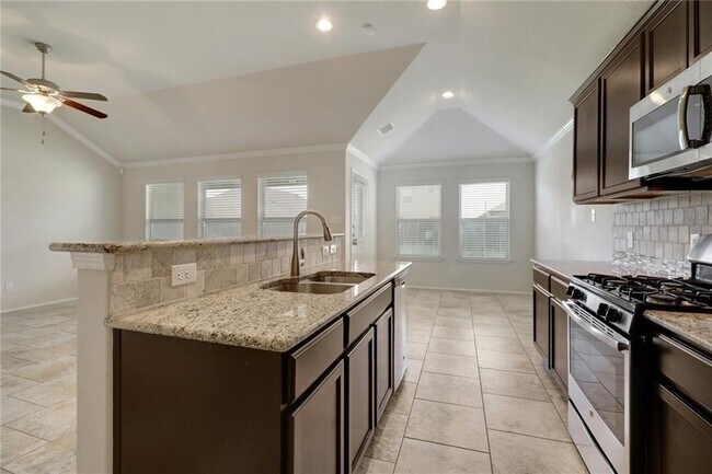 Building Photo - 330 Briar Park Dr