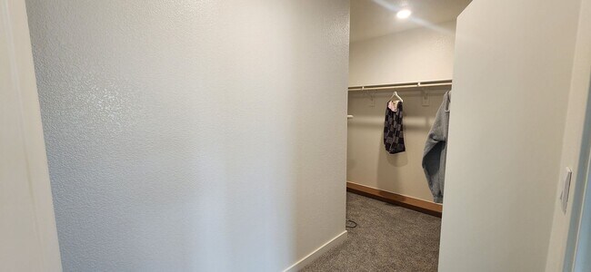 Building Photo - Beautiful 3 Bedroom 2.5 Bathroom Home in E...