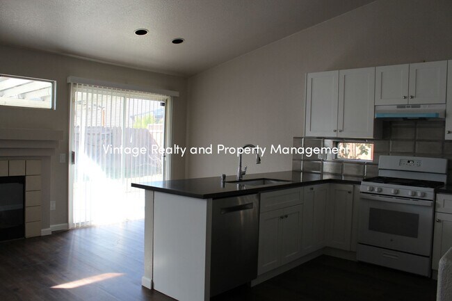 Building Photo - Recently Updated 3 Bedroom Home That Is Ready To Go!!!