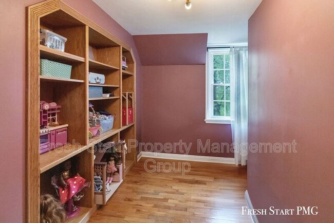 Building Photo - 28 Woodmer Ln