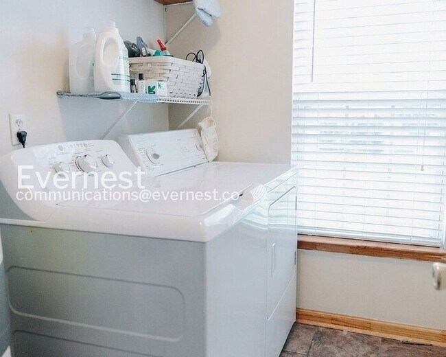 Building Photo - 3-Bed/2-Bath Townhome in Salemtown/Available Now!
