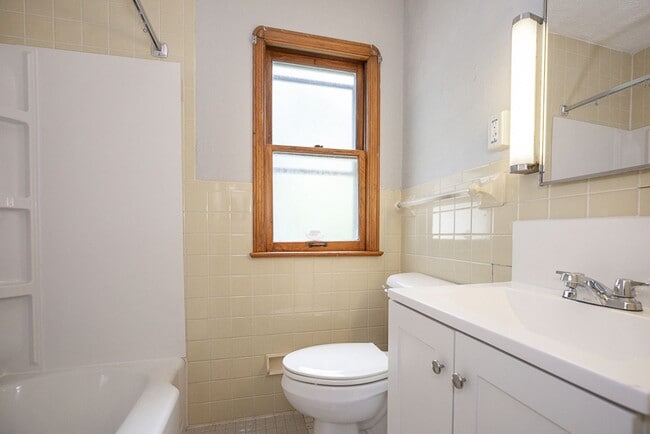 Building Photo - 3 Bedroom/1 bath Single House Maple Hts!!