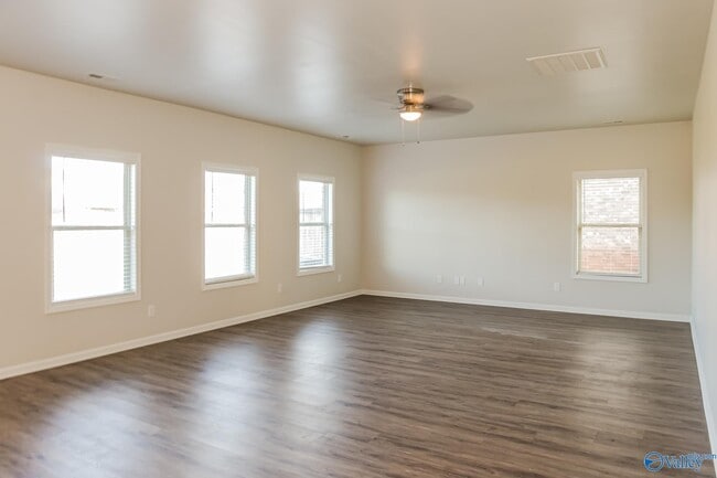 Building Photo - 213 Iron Cir