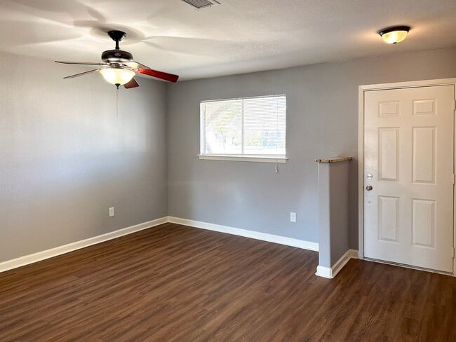 Building Photo - 3 Bedroom / 2 Bath