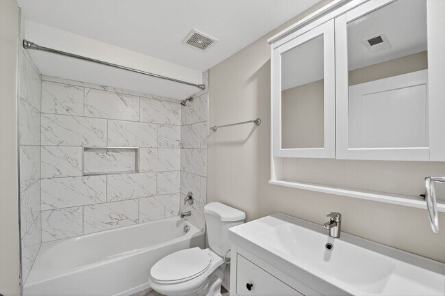 Building Photo - Available Now! 3 Bed 3.5 Bed in Brightwood...