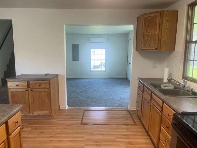 Building Photo - Small town living!