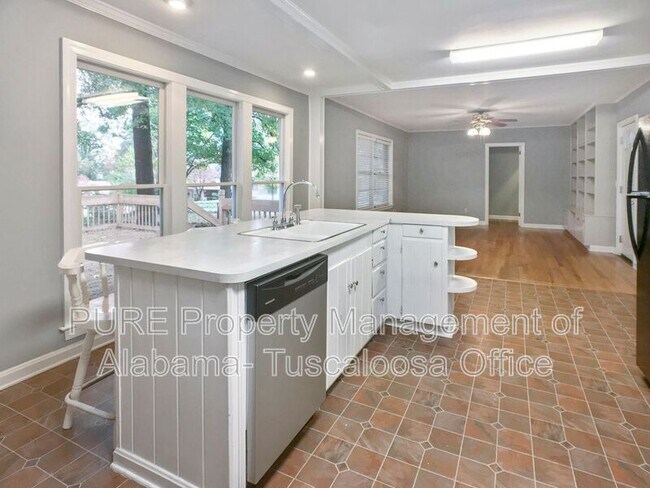 Building Photo - 1208 38th Ave E