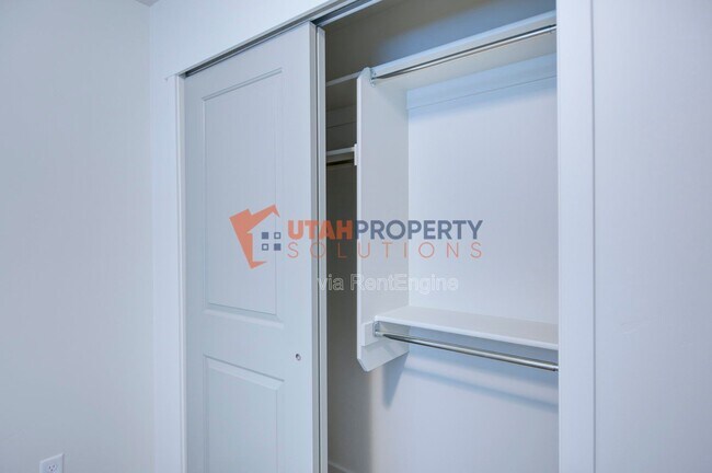 Building Photo - 967 W 540 S