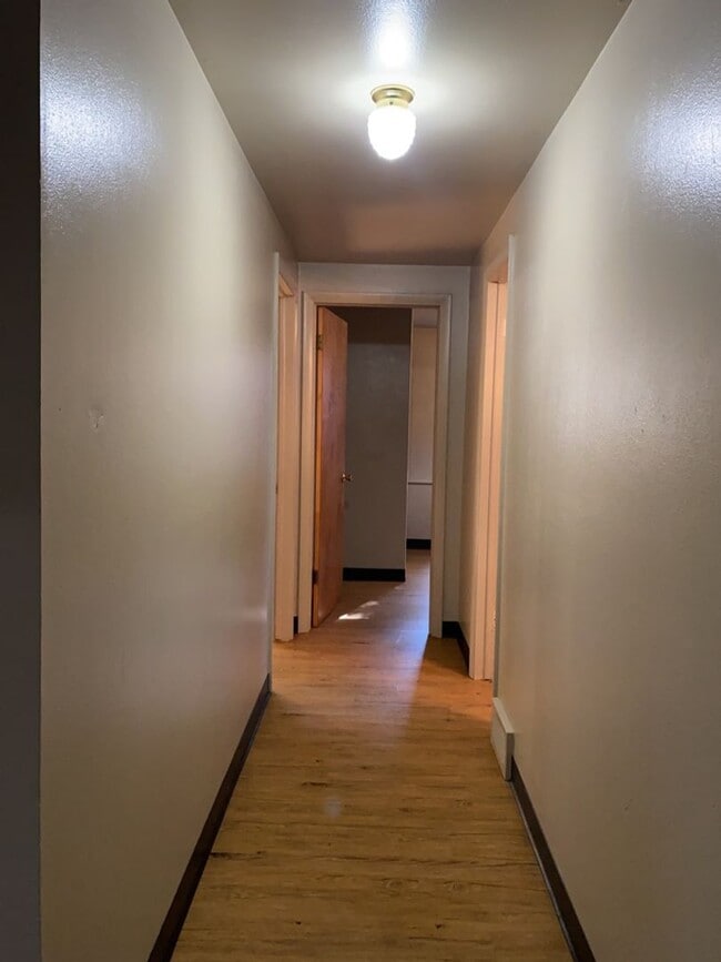 Building Photo - STUDENTS WELCOME! 5 Bed 2 Bath Ranch House w/ Basement